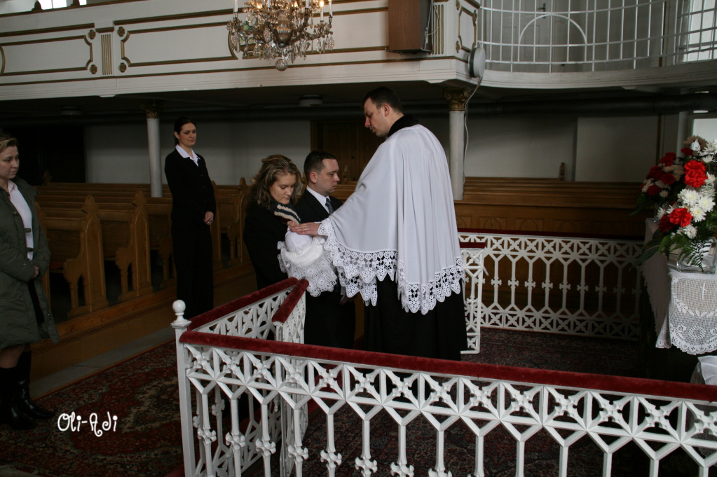 Pastor žehná Adámkovi.